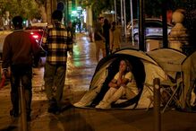 Joana Amaral Dias alerta para imigração enquanto pernoita em tenda em Lisboa