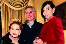 Betty Grafstein, de 95 anos, com o filho, Roger Basile, e o companheiro, José Castelo Branco