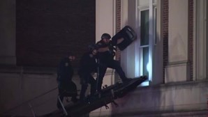 Polícia retira dezenas de manifestantes pró-Palestina de edifício ocupado na Universidade de Columbia