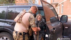 Idosa de 98 anos caminhou quilómetros de bengala e chinelos para fugir dos russos na Ucrânia