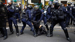 Tensão nas ruas de Paris e 25 detidos durante manifestação do Dia do Trabalhador 