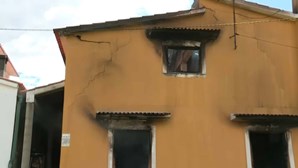 Um ferido grave em incêndio numa moradia em Tomar. Mais de 30 bombeiros no local