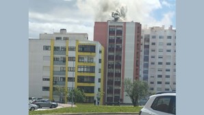 Incêndio em prédio de nove andares em Sintra obriga à retirada de 40 moradores