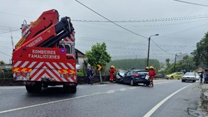 Colisão entre dois carros fez cinco feridos e cortou Estrada Nacional 204, em Vila Nova de Famalicão