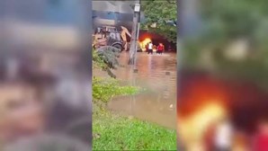 Explosão em posto de gasolina inundado mata duas pessoas em Porto Alegre no Brasil