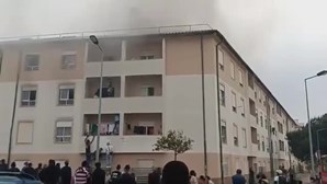 Incêndio deflagra em prédio no Laranjeiro em Almada