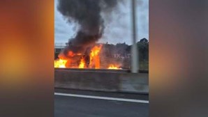 Carrinha arde na A3 junto à saída para o Hospital de São João no Porto