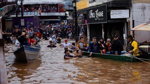 Notícia falsa de colapso de dique propagada por militares leva ao pânico em cidade inundada no Brasil