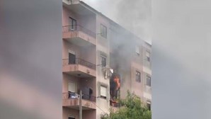 Incêndio obriga à evacuação de prédio no Cacém
