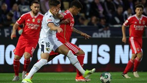 Benfica entrega vitória do campeonato ao Sporting com derrota em Famalicão