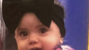 Polícia do Novo México procura bebé de dez meses sequestrada. Mãe encontrada morta 