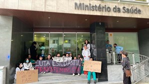 Ativistas do Fim ao Fóssil ocupam entrada do Ministério da Saúde