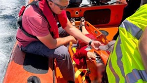 Mulher resgatada por embarcação salva-vidas junto a gruta do Farol de Alfanzina em Ferragudo