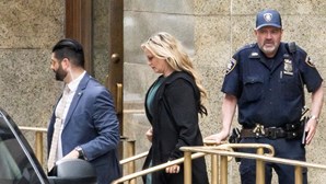 Ex-atriz porno Stormy Daniels acusada de lucrar com o caso do encontro sexual com Donald Trump