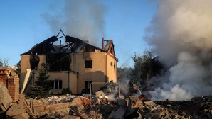 Bombardeamento russo mata duas pessoas e fere cinco na região ucraniana de Kharkiv