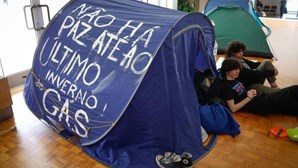 Universidade de Lisboa chama polícia para acabar com protesto estudantil por razões de segurança