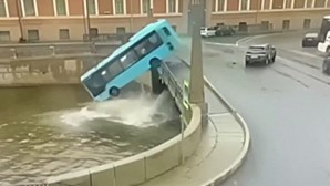 Quatro mortos e seis feridos após autocarro cair ao rio em São Petersburgo