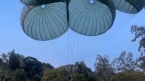 Aviões militares começam a lançar ajuda de paraquedas a moradores em áreas isoladas pelas cheias no sul do Brasil 