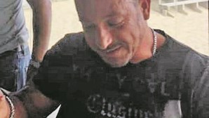 Ex-polícia chora em tribunal e culpa cúmplice em fuga pelo crime de tráfico de droga