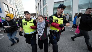 Greta Thunberg e outros manifestantes detidos em protesto à porta da arena que acolhe Eurovisão