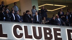 Villas-Boas senta-se pela primeira vez no camarote presidencial do Estádio do Dragão e cumprimenta Pinto da Costa