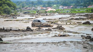 Pelo menos 41 mortos em inundações repentinas na Indonésia 