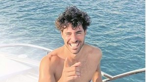 Na praia com futebolista do Benfica, José Condessa troca carinhos com craque