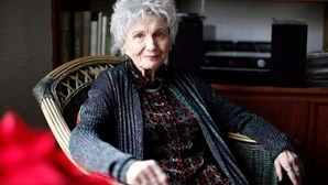 Morreu a escritora Alice Munro, vencedora do Prémio Nobel de Literatura em 2013 