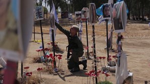 Vídeo emocionante mostra família e amigos a homenagearem vítimas do Hamas em festival de música em Israel