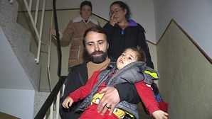 “Precisamos de ajuda”: Pais trabalham dia e noite para pagar terapias de criança com paralisia cerebral