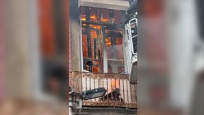 Incêndio deflagra em edifício de dois andares no Porto