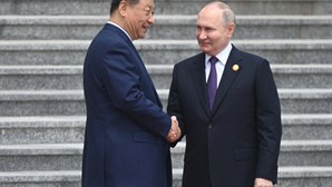 Putin oferece energia barata e vantagens a investidores chineses na Rússia