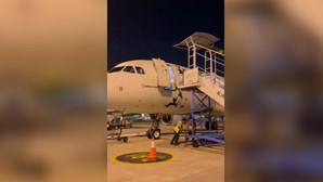 Membro de tripulação cai de avião depois de escadas terem sido retiradas contra as regras da aviação