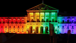 Guerra no Parlamento com fachada LGBTQI+