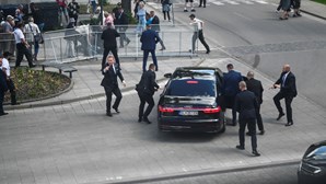 PM da Eslováquia operado de novo está “entre a vida e a morte”