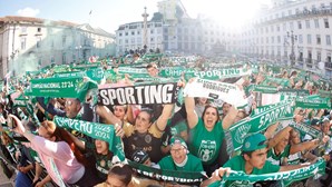Jogadores do Sporting aclamados por milhares de adeptos na Câmara de Lisboa