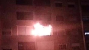Um morto e quatro feridos em incêndio num prédio de oito andares em Belas