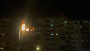Um morto e quatro feridos em incêndio num prédio de oito andares em Belas