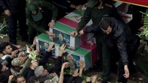 Milhares de iranianos de luto marcam presença no funeral do presidente Ebrahim Raisi