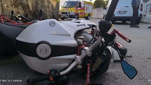 Jovem de 17 anos ferido em colisão entre carro e mota em Arouca