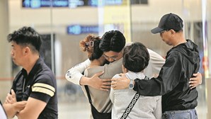 “Tivemos sorte por não termos morrido”: Sobrevivente de voo turbulento na Tailândia relata momentos de pânico