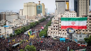  Milhares de pessoas no funeral de presidente iraniano na sua cidade natal