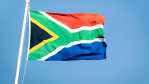 África do Sul vai pela primeira vez a eleições sem a memória do 'apartheid' e com expectativa de transição histórica
