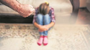 Homem condenado a multa de 860 euros por dar bofetada à filha