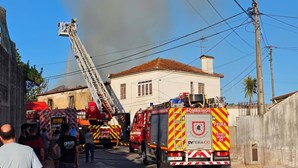 Incêndio habitacional faz um ferido e deixa família desalojada em Santa Maria da Feira