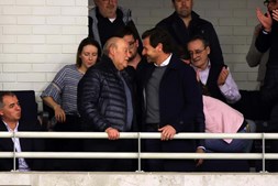 Novo presidente subiu à tribuna de honra do Dragão Arena e esteve com ex-presidente dos azuis e brancos.