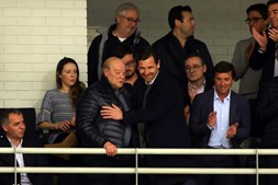 Novo presidente subiu à tribuna de honra do Dragão Arena e esteve com ex-presidente dos azuis e brancos.