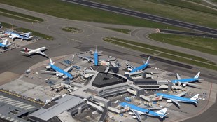 Pessoa morre ao ser sugada por motor de avião no aeroporto de Amesterdão