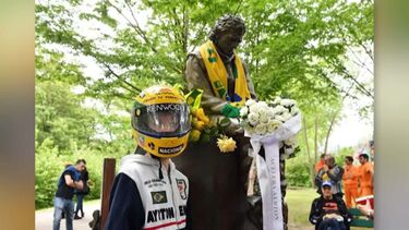 Comentadores do 'Noite das Estrelas' recordam acidente de Ayrton Senna e comentam homenagem feita na pista