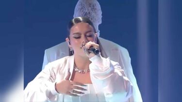 Comentadores do 'Noite das Estrelas' assistem à atuação que deu a Iolanda um lugar na final do festival da Eurovisão